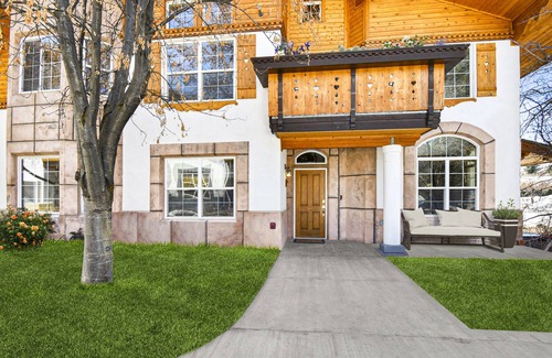 Midway House | Free Tickets to Historic Railroad, Beautifully Updated Zermatt Resort Townhome!