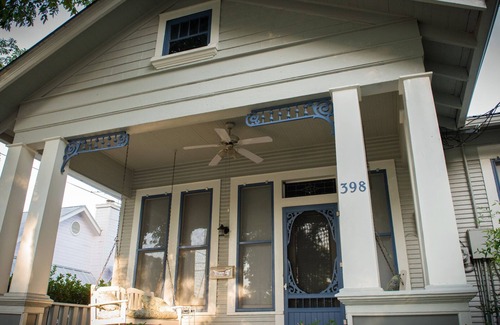 New Braunfels House | Free tubes. Walk to the river. Beautiful vintage home. Private back deck.