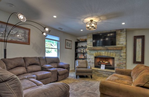 Williamstown House | *Free Whitewater Rafting & Ziplining* 6 bedroom home with quick access to Downtown shops, breweries and restaurants