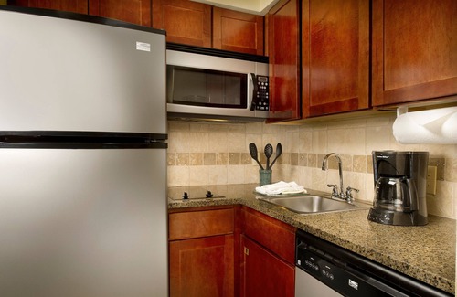 Linthicum Heights Condo | Free Wi-Fi + Complimentary Breakfast + Outdoor Pool | Near the BWI Airport