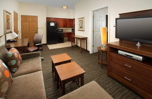 Linthicum Heights Condo | Free Wi-Fi + Complimentary Breakfast + Outdoor Pool | Near the BWI Airport