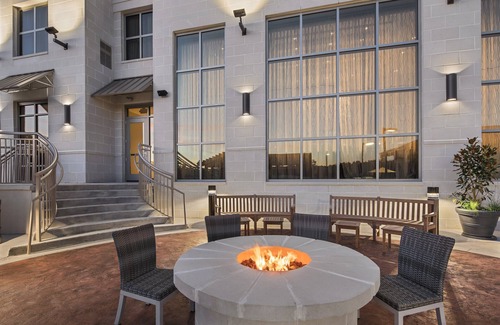 Florence Apartment | Free Wi-Fi, Free Breakfast + Outdoor Pool. King Studio Near Florence Center.