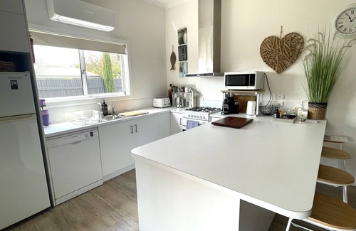 Waterhouse House | Free Wi Fi, Town Centre. Ideal holiday location!