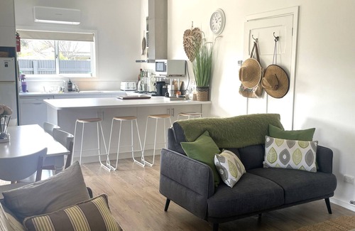 Waterhouse House | Free Wi Fi, Town Centre. Ideal holiday location!