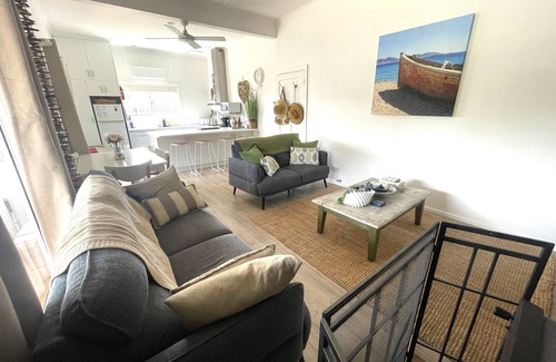 Waterhouse House | Free Wi Fi, Town Centre. Ideal holiday location!