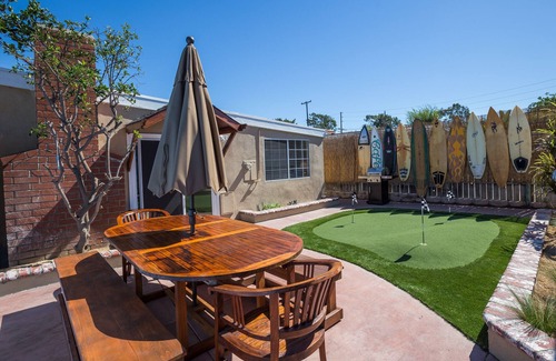 Yorktown House | FREE WIFI 75" HD TV, Netflix, Surround Sound, Bikes, Parking, Putting Green