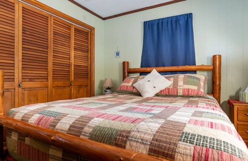 Wautoma Cottage | freenite w/wknd off season Cabin lake hottub kayaks paddleboard pier fireplaces