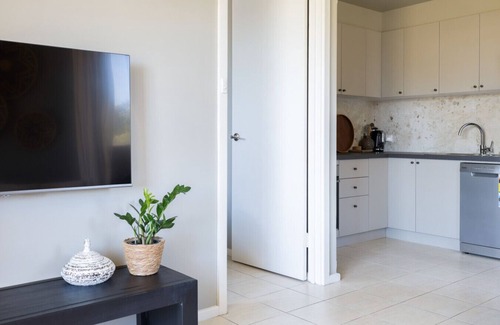 South Fremantle Apartment | Fremantle Beach Pad - ocean front, cafes, bars