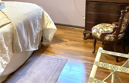 Kirksville Cottage | French Cottage in the woods 5min to lake/town
