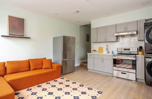 East Passyunk Crossing Apartment | French Japan MINS to City Center 1King 2Queens