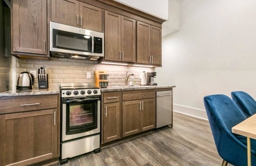 Central Business District Condo | French Quarter Retreat|On Canal St/Parade Route