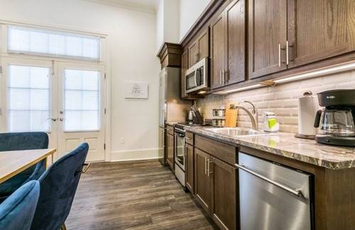 Central Business District Condo | French Quarter Retreat|On Canal St/Parade Route
