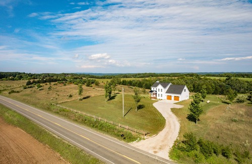 Cedar House | French Rd Farmhouse In Heart Of Leelanau County