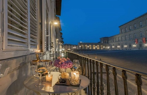 Oltrarno Apartment | Frescoed walls with ornate soft furnishings-sUPER LUXURY Piazza Pittin