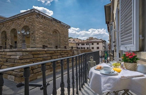 Oltrarno Apartment | Frescoed walls with ornate soft furnishings-sUPER LUXURY Piazza Pittin