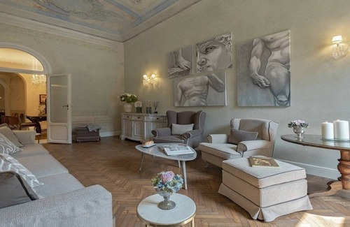 Oltrarno Apartment | Frescoed walls with ornate soft furnishings-sUPER LUXURY Piazza Pittin