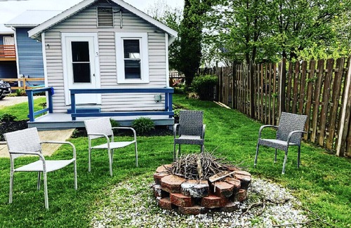 Geneva-on-the-Lake House | Fresh 2BDRM Cottage Right on The GOTL Strip! Sleeps 5!
