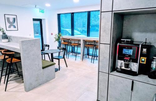 Old Trafford Apartment | Fresh 2Bed 2Bath Apartment 2mins drive to Man Utd Stadium