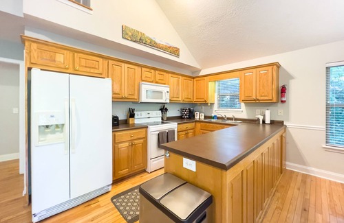 Helen Cabin | Fresh air! Spacious!Pool Table, Game Room, Sleeps 10!🎱