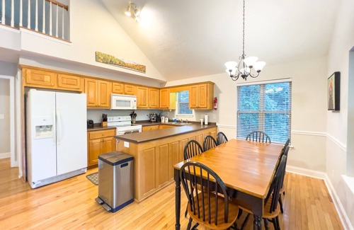 Helen Cabin | Fresh air! Spacious!Pool Table, Game Room, Sleeps 10!🎱