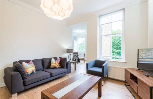 Abingdon Apartment | Fresh and smart two-bedroom apartment in Kensington, London