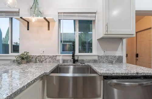 Rincon Heights House | Fresh bungalow just steps from University of Arizona! Sleeps six! Bring the fam!