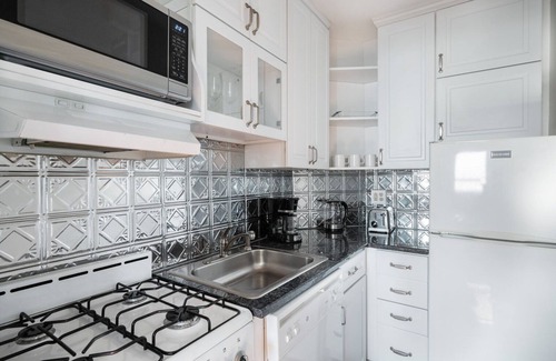 Gold Coast Apartment | Fresh Gold Coast 1BR w/Grills & Gym, nr Shopping & Park, by Blueground