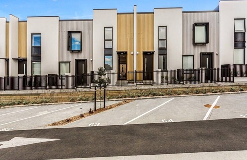 Grey Lynn Apartment | Fresh Grey Lynn 2BR unit w/Patio by Zodiak Stays