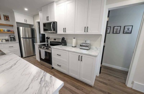 Grande Prairie House | Fresh & Modern | 3BR 1.5 Bath | Smart TV | WIFI