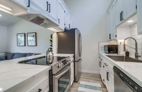 Pacific Beach Apartment | Fresh Modern & Comfy Apt Near It All [+parking]!