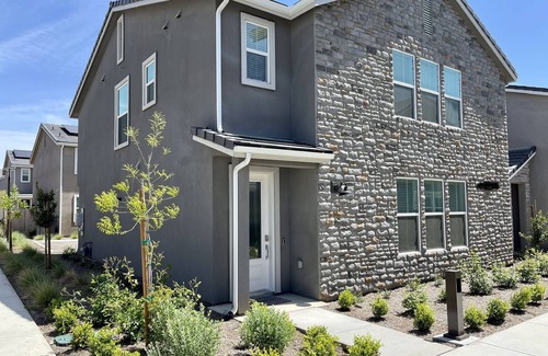 Clovis House | Fresh modern home-gated community with large pool-near Copper River