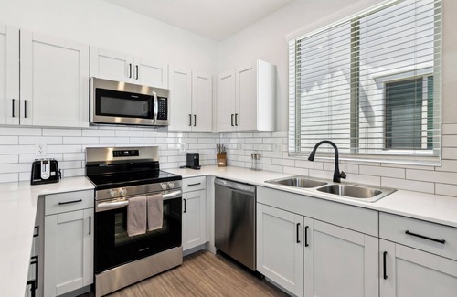 Sundance House | Fresh Modern Home with Pool BBQ