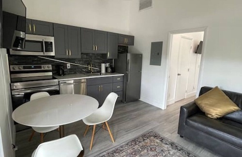 Riverside Park Apartment | Fresh & Modern Overlooking Fort Lauderdale's Canal