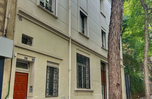 Combat Apartment | Fresh Modern Parisian flat next to Parc des Buttes Chaumont and Canal
