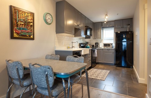 Hood River Condo | Fresh remodel, 1 bedroom, 2 bath, sleeps 4, downtown, parking, easy come easy go