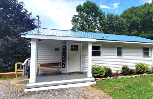 Waynesville House | Fresh renovations & beautiful mountain views! Dog friendly, large fenced yard!