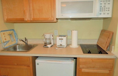 Ocean City Apartment | FRESHLY PAINTED, BRAND NEW CARPET, BRAND NEW REFRIGERATOR - 11/1 MOVE-IN.