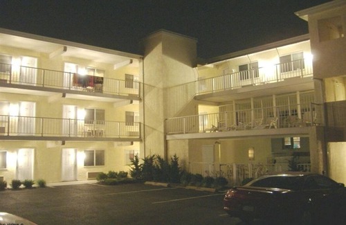 Ocean City Apartment | FRESHLY PAINTED, BRAND NEW CARPET, BRAND NEW REFRIGERATOR - 11/1 MOVE-IN.