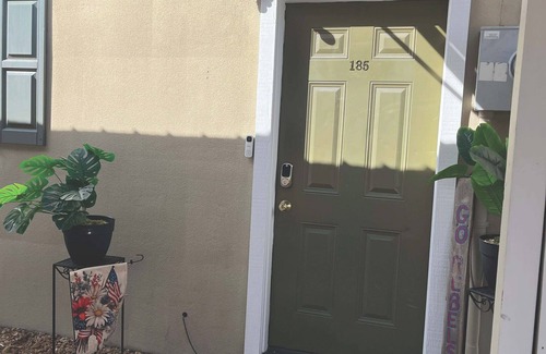 Oxford Condo | Freshly remodeled 2-bedroom condo with AC, WiFi in charming Oxford. 1.5 mi to UM