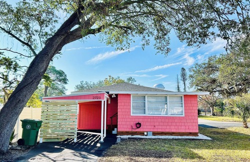 River District House | Freshly renovated 2-bedroom house in beautiful Bradenton with WiFi, AC