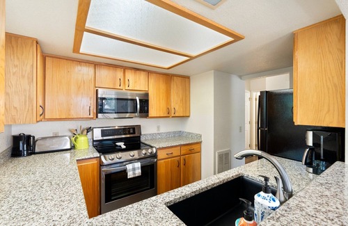 Oak Creek House | Freshly Renovated. 5 Minutes to Bell Rock. Quiet Community: Golf, Pool, Hot Tub