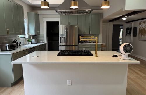 Jefferson House | Freshly Renovated - 5 BR Historic Home Near DT