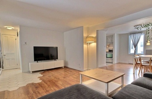 Village-des-Hurons House | Freshly renovated bright house
