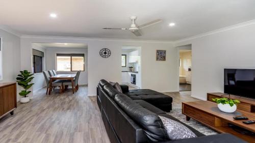 Bellara House | Freshly revovated Dog Friendly House walking distance to Waterfront!