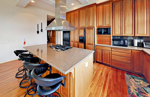 Newcastle House | Freshly Updated Golf Getaway with Lake Washington & City Views