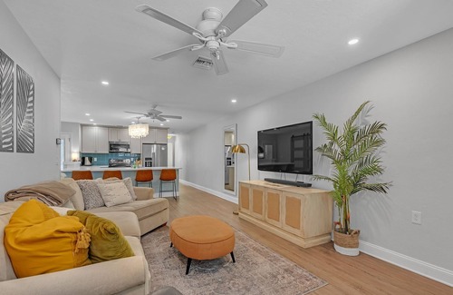 Venice House | Freshly updated, only minutes walk to beach, parks, & Old Town