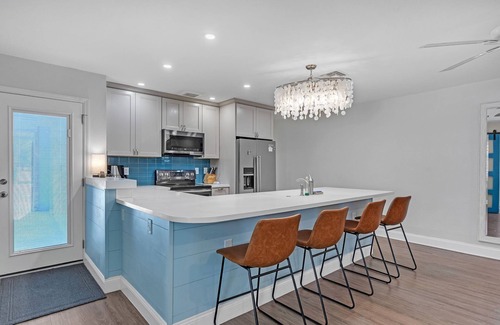 Venice House | Freshly updated, only minutes walk to beach, parks, & Old Town
