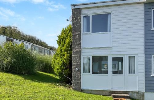 Pembroke House | Freshwater Chalet