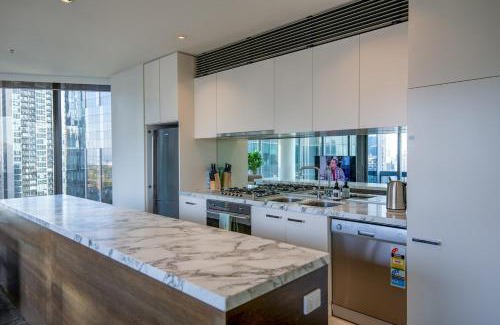 Southbank Apartment | Freshwater PL - Modern City View Apartment with Balcony and River Views