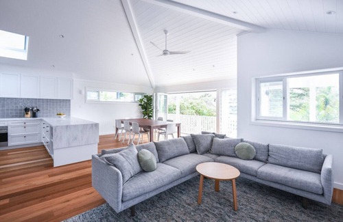 Freshwater House | Freshwater Villa - Quick Walk to the Beach